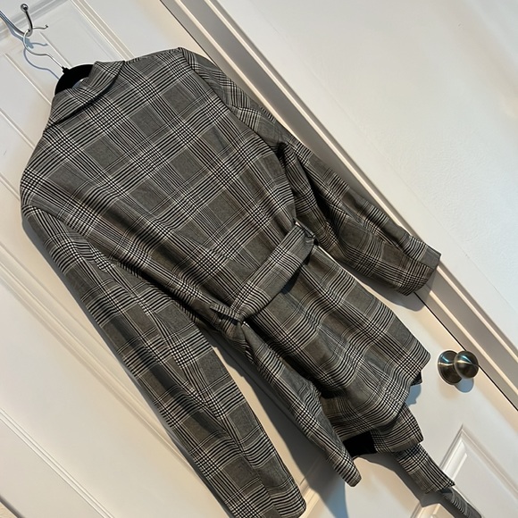 H&M black and white lined blazer with tie belt - Picture 4 of 6